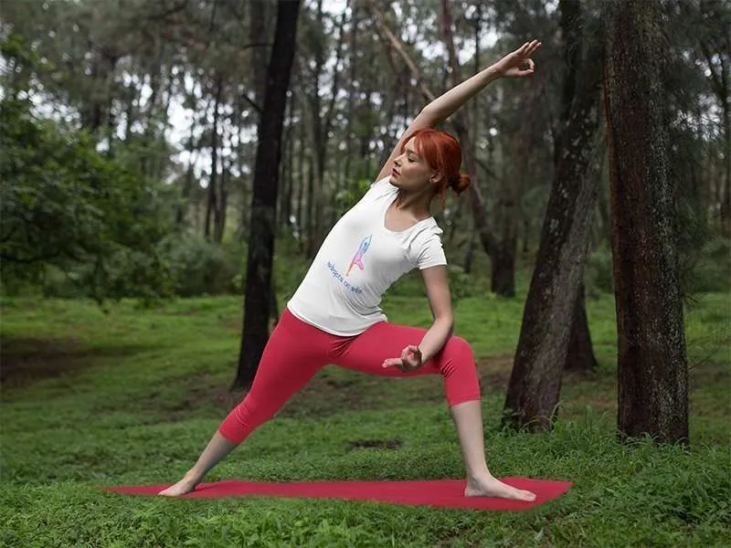 yogini en bosque con camiseta adopta un arbol
