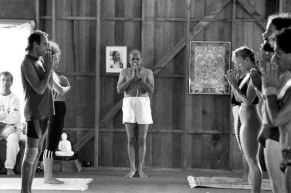 Patthabi Jois recitando el mantra de apertura de ashtanga