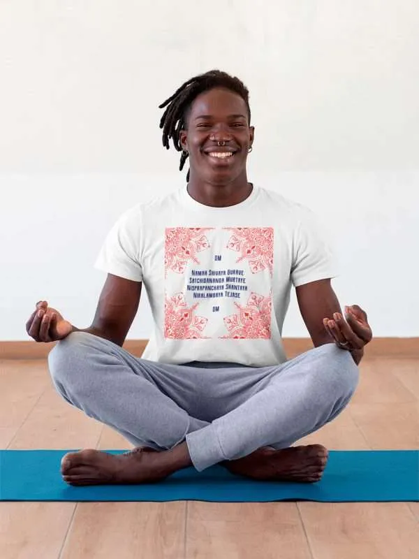 yogi en posicion del loto con camiseta Om Namah Shivaya
