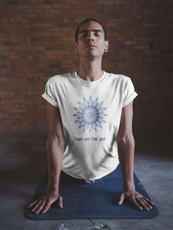 yogi con camiseta hari om tat sat