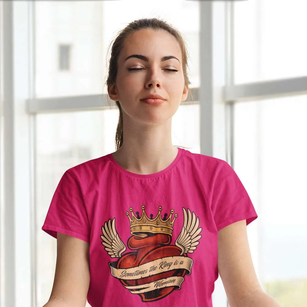 detalle camiseta organica sometimes the king is a woman