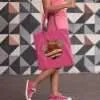 bolso tote fucsia sometimes the king is a woman
