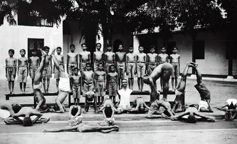 Krishnamacharya y alumnos en yogashala